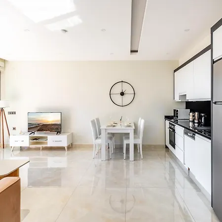 The Blue Tide - 1 Bedroom - Bills Included *